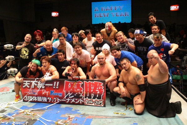 毎年恒例の年越しプロレスで行われたタッグトーナメントを制したヤンキ二丁拳銃が2015年まず1冠