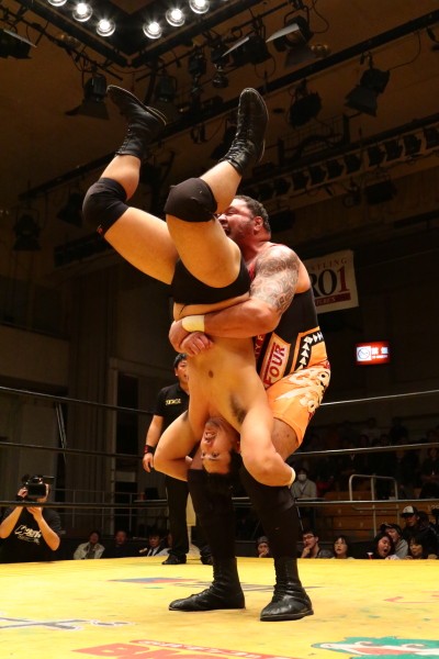 曙はNWA UNヘビー級王者の鈴木に完勝