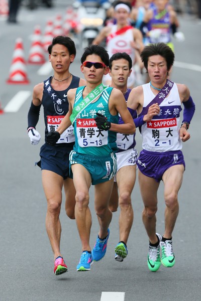 1区からはげしいつば競り合いを繰り広げた、(左から)東洋大、青山学院大、明治大、駒澤大