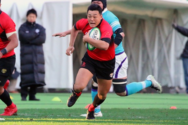 後半14分、流の好判断から1年生WTB尾崎が素晴らしいステップで相手を抜き去ってトライ
