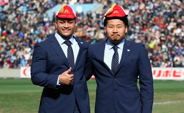 2月28日には稲垣啓太(右)とともに、日本代表キャップ授与式に参加した。