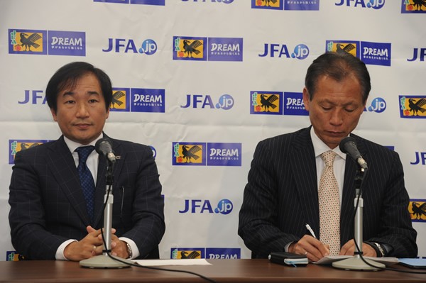 交渉の経緯や選定理由を説明する霜田技術委員長(左)と原専務理事
