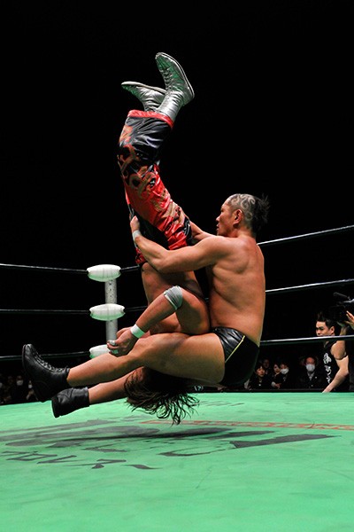 飯塚のアイアンフィンガーフロムヘルからのゴッチ式パイルドライバーで丸藤から3カウントを奪った