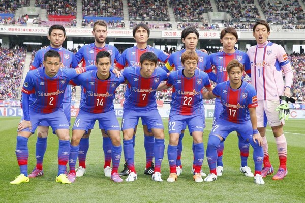 個が強いFC東京の選手たちを「結び合わせたい」と話す羽生(前列右から2人目)は、フットボールの本質を理解した貴重な選手だ
