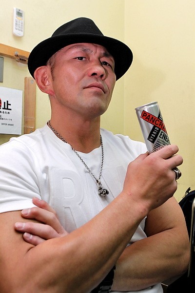 赤と黒のロゴは、すべての血を混ぜると黒になるという思いが込められ、それが「ハイブリッド・レスリング」というスローガンにつながっている