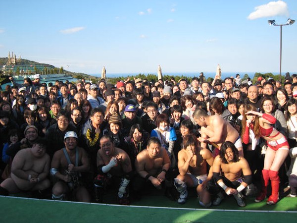 路上プロレス史上最大規模となる伊豆ぐらんぱる公園には平日の昼にもかかわらず超満員となる500人が集結