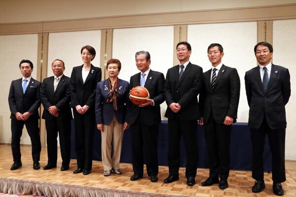 JBAの新役員8名(左から須永監事、山本理事、三屋副会長、小野副会長、川淵会長、大河専務理事/事務総長、間野理事、境田監事)
