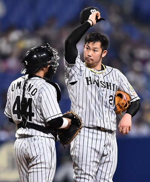 開幕マスクをかぶり、正捕手定着が期待された梅野(左)。だが、ここ数試合はベンチを温める日々が続く