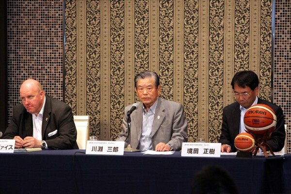 タスクフォースの第6回会合に臨む(左から)バイス・コーチェアマン、川淵チェアマン、境田メンバー