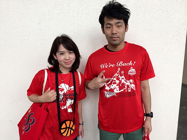 この日が初の有明観戦だったというYUTAさん(右)とまなさん(左)。ブースターたちがこの地に憧れを抱く理由が分かったという