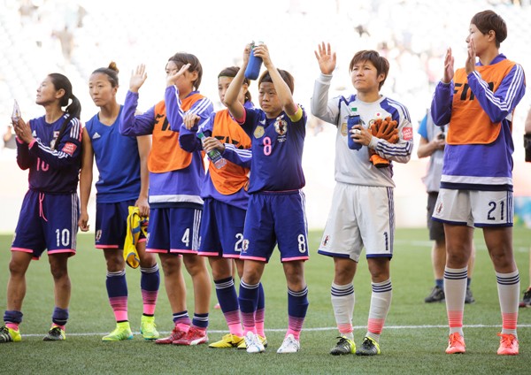 宮間(右から3番目)は悔しさをにじませながらも、決勝トーナメントへ向けてエクアドル戦の苦しみを前向きにとらえた