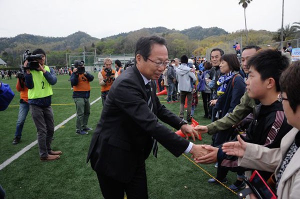 試合後、ファンと握手する岡田オーナー。市民の間にも少しずつ意識の変化が見られる