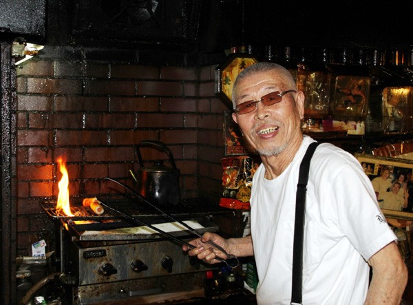 81歳の現在も村田さんは自身で経営する「ビアホールMAN」で厨房に立ち、腕を振るっている