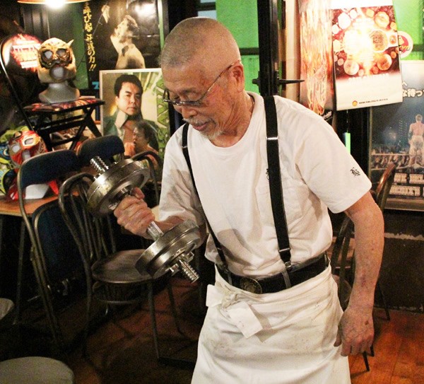 強さの憧れからいまだにバーベルなので体を鍛えている村田さん。子供に接する猪木を見て「“強い男”っていうのは本当は優しい」ことに気付いたという