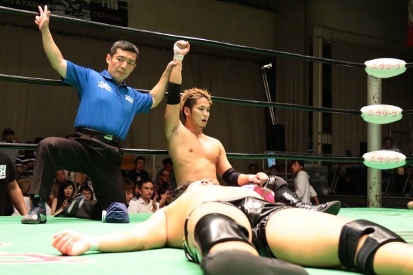 桃の青春タッグ対決は小峠に軍配。小峠は7月18日から開幕するJrリーグ戦決勝で原田との再戦実現を呼びかけた