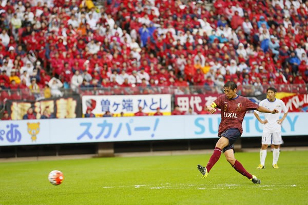 PKを決めて中田もゴール。仲間たちから胴上げされ、満面の笑みを浮かべた
