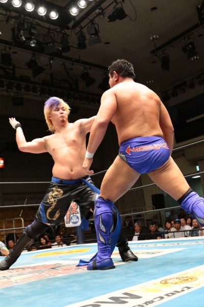 袈裟斬りチョップ、DDTなど、父親譲りの技を繰り出した大地だったが永田に完敗