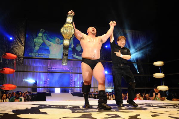 大日本プロレス初の両国大会で岡林は関本を破りストロング王座初戴冠