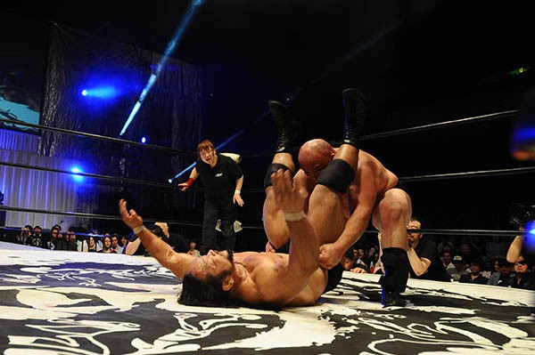 ゴーレムスプラッシュからの豪快なパワーボムで関本を粉砕