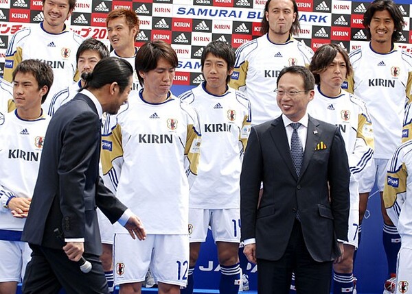 W杯南アフリカ大会直前の出陣式や合宿にはHIROさん(左から2人目)らEXILEのメンバーが応援に駆けつけた