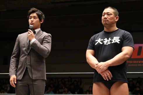 お笑い芸人とプロレスラーの二刀流を目指す渡瀬のデビュー戦が行われる