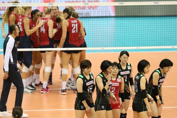 米国に敗れ悔しがる全日本女子。最終的には7勝4敗の5位でW杯を終えた