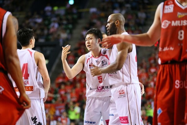 スピード感溢れ、コート全体を広く使いながらのプレーが持ち味の秋田。日本代表候補にも選出された田口(中央)を中心に勝利を目指す