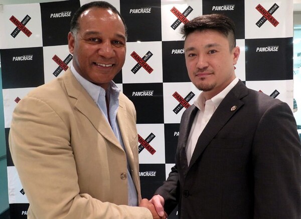 IMMAFのデンサインCEO(左)とパンクラスの審判部長で、JMMAFコミッショナーでもある梅木良則氏