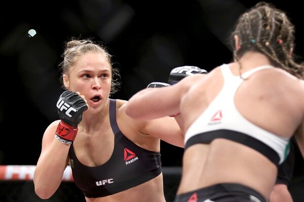 現在UFCではロンダ・ラウジー(左)を中心に女子の活躍も光っている