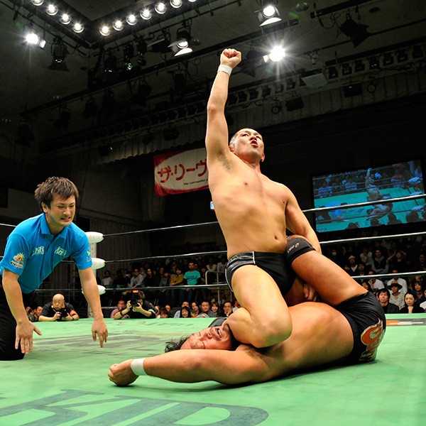 飯塚のアイアンフィンガーフロムヘルからのゴッチ式パイルドライバーで杉浦を沈めたみのる