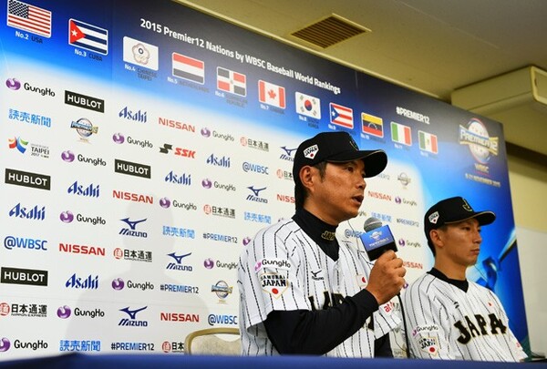 試合後会見で敗戦を振り返る小久保監督(左)とキャプテンを務める嶋