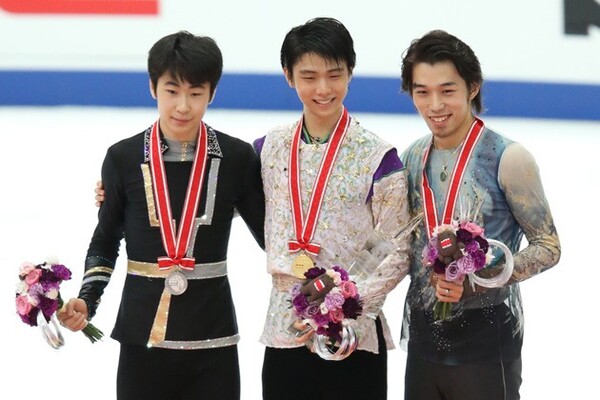 羽生(中央)が史上初の300点超えで優勝、2位は金博洋(左)、3位に無良が入った