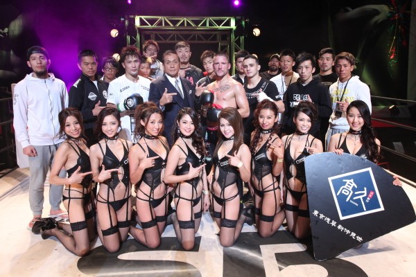 メインイベントでは、年末のRIZINにMMAでの出場が決まっているサワー(中央)が随所に練習の成果を見せ快勝