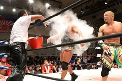 リング上は無法地帯に。鷹木は誤爆、パンチによる塩、Gammaのスカイツイスターで再びKO状態に
