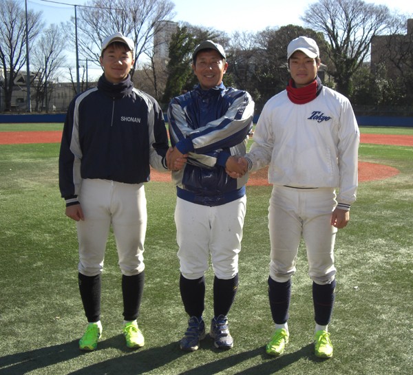 9日に練習を開始した東大野球部。写真は左から宮台投手、浜田監督、山本主将。