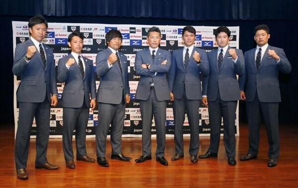 3月の強化試合に出場する日本代表メンバーたち(左から大野、小川、平田、小久保監督、坂本、菅野、筒香)