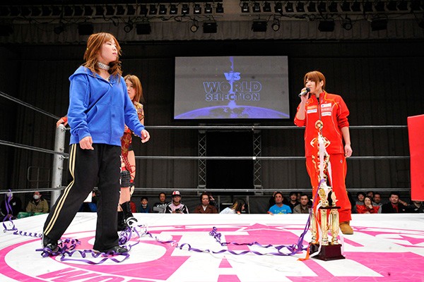 仙台女子の岩田美香(右)が里村明衣子からの伝言を伝えた
