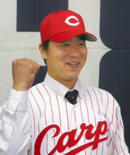 準硬式出身の異色選手ながら、西武、広島で中継ぎとして活躍した青木。プロ11年間で210試合に登板し、9勝を挙げた