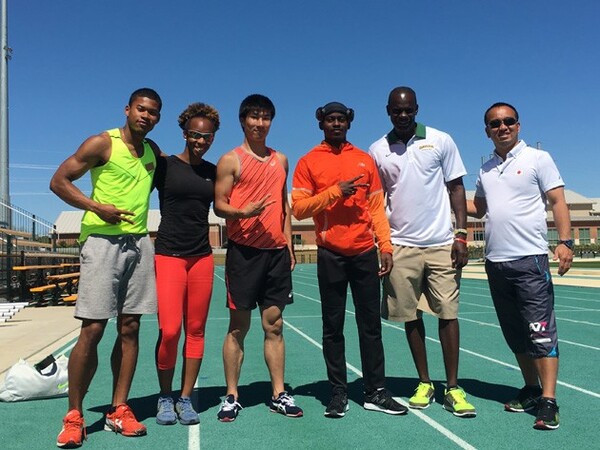 派遣されたベイラー大でブロメル(右から3人目)らと練習をともにした桐生(左から3人目)。米国遠征で感じたこととは?