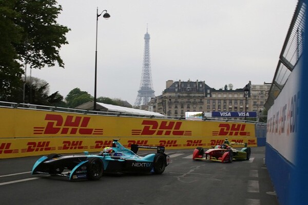 エッフェル塔の華麗な姿をバックに、最新鋭のフォーミュラカーが疾走