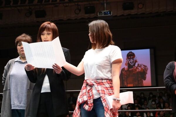 Fmw 故ハヤブサさんを偲び くどめ らが追悼 引退 の10カウントゴングで別れ スポーツナビ Fmw 故ハヤブサさんを偲び くどめ らが追悼 引退 の10カウントゴングで別れ スポーツナビ