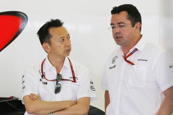 マクラーレンのチーム代表エリック・ブーリエと話す長谷川祐介(左)