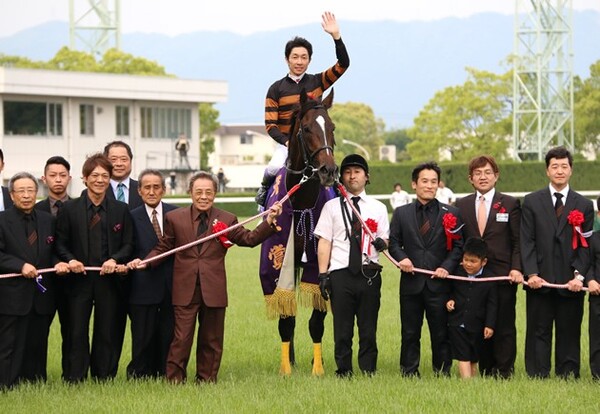 武豊騎乗のキタサンブラックが天皇賞・春V