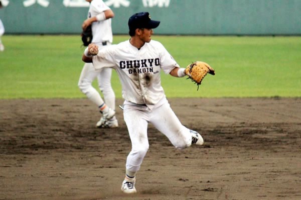 プロからの評価が高い安定した守備について、同期のエース柳川優太は「ショートに飛べば打球を見なくてもいいくらい」と笑う