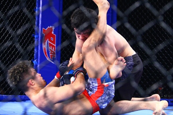 REALフェザー級トーナメント準決勝では芦田崇宏が勝利し決勝へ