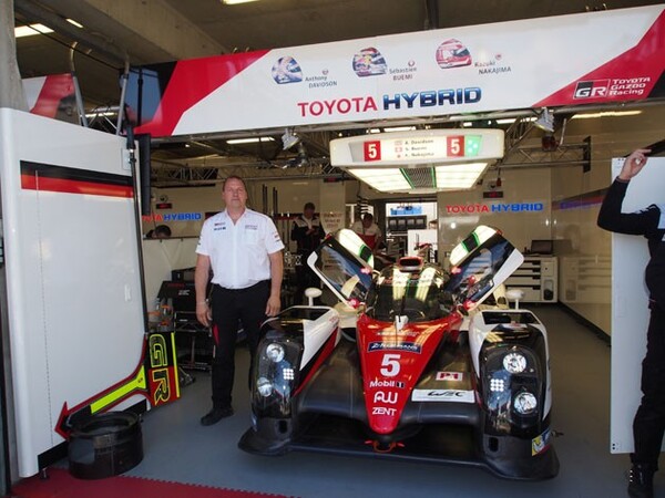 ドライバーだけでなくチームスタッフ全員がレース前から多忙を極める