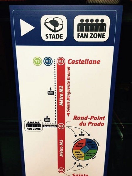 鉄道やメトロの駅では、このようなスタジアムやファンゾーンへの案内表示をあちこちで目にする