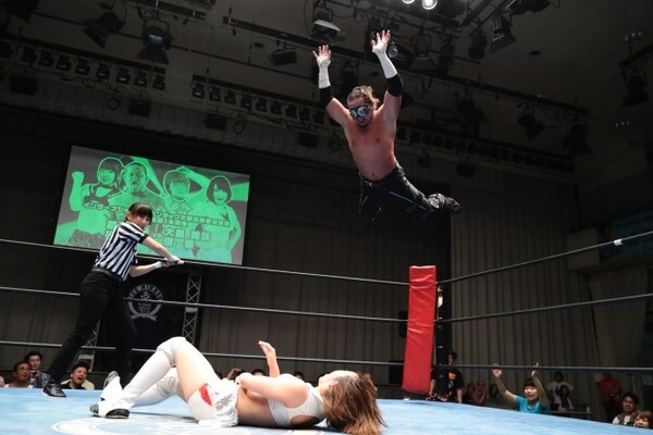 葛西がパールハーバースプラッシュで優華をしとめ、次期挑戦者組に