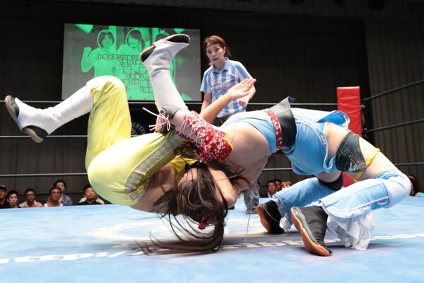 ベルト初挑戦となった清水愛が釣りガール式ばくだん固めでまる子を降し、初戴冠となった