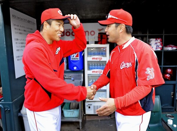 メジャーからカープに復帰し、大きな力となった黒田(左)と緒方監督